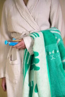 Donna Wilson Birds And Bees XL Bath Sheet Towel 7 Donna Wilson Birds And Bees XL Bath Sheet Towel -Donna Wilson Store BirdsAndBeesTowel S1 SS25 Heks LoRes 1