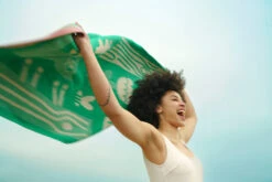 Donna Wilson Birds And Bees Bath Towel Set -Donna Wilson Store BirdsAndBeesTowel S2 SS25 Heks LoRes 1