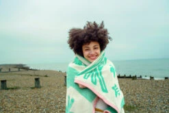 Donna Wilson Birds And Bees Bath Towel -Donna Wilson Store BirdsAndBeesTowel S5 SS25 Heks LoRes