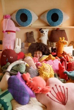 Donna Wilson Eye Shaped Cushion -Donna Wilson Store Creatures EyeCushions S1 SS25 Heks LoRes