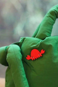 Donna Wilson Crabby Pin Badge -Donna Wilson Store PinBadges S5 SS25 Lottie LoRes