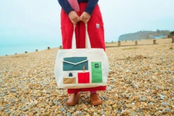 Donna Wilson Large Pocket Patch Cotton Shopper -Donna Wilson Store PocketPatchCottonShopper S1 SS25 Heks LoRes