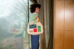 Donna Wilson Large Pocket Patch Cotton Shopper -Donna Wilson Store PocketPatchShopper S1 SS25 Heks LoRes